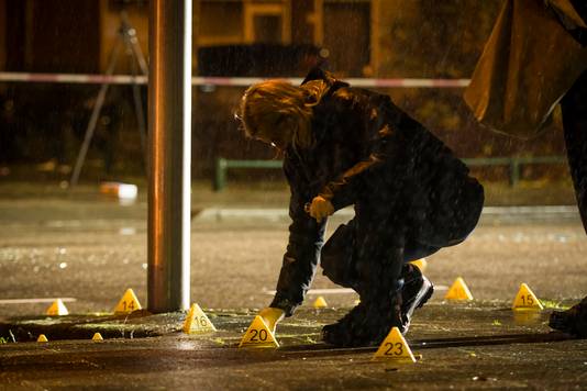 De recherche doet onderzoek naar de kogelhulzen op de grond