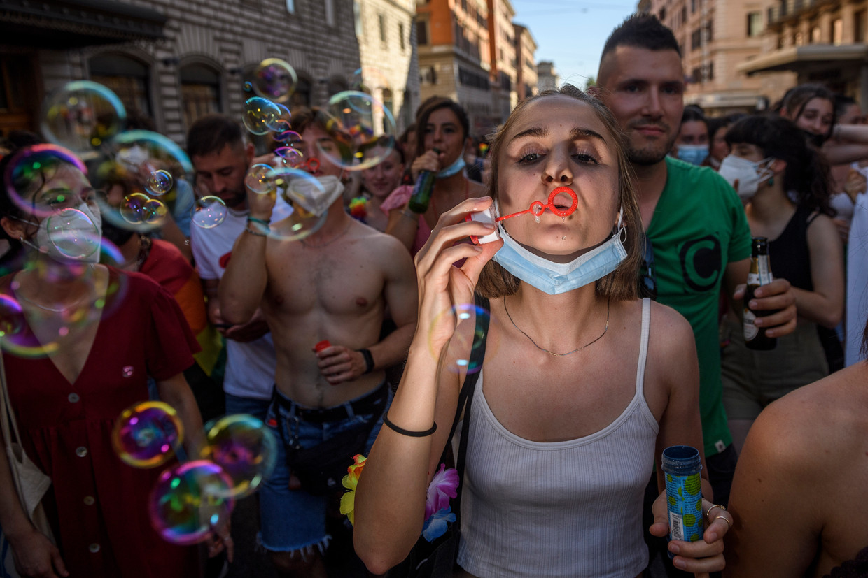Bezoekers van de Pride Parade in Rome.  Beeld Getty Images