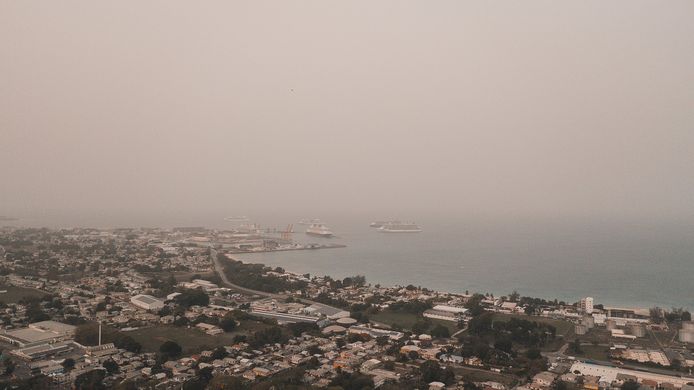De stofwolk over de stad Bridgetown op Barbados.