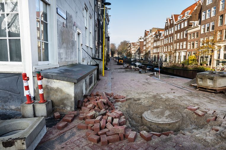 Is de Recht Boomssloot na vier jaar eindelijk dicht, ligt de straat een dag later alweer open