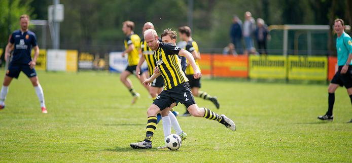 Het was geen prettige middag voor Columbia. De ploeg van Willem Mulderij verloor op eigen veld met 0-2 van Dalfsen en zag bovendien dat speler Danny Koorevaar per ambulance naar het ziekenhuis werd vervoerd  .