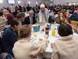 Burgemeester Lucas Bolsius en wethouder Ben van Koningsveld waren o.a. aanwezig bij de eerste gezamenlijke iftar. Voorzitter Abdelkarim Elkarti, geeft een mandje brood door.