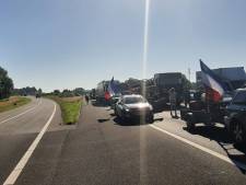 Honderden boeren vanuit Twente onderweg naar Stroe: grote groep tractoren blokkeert A1