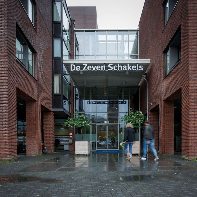 De hoofdingang van De Zeven Schakels in Zevenbergen.