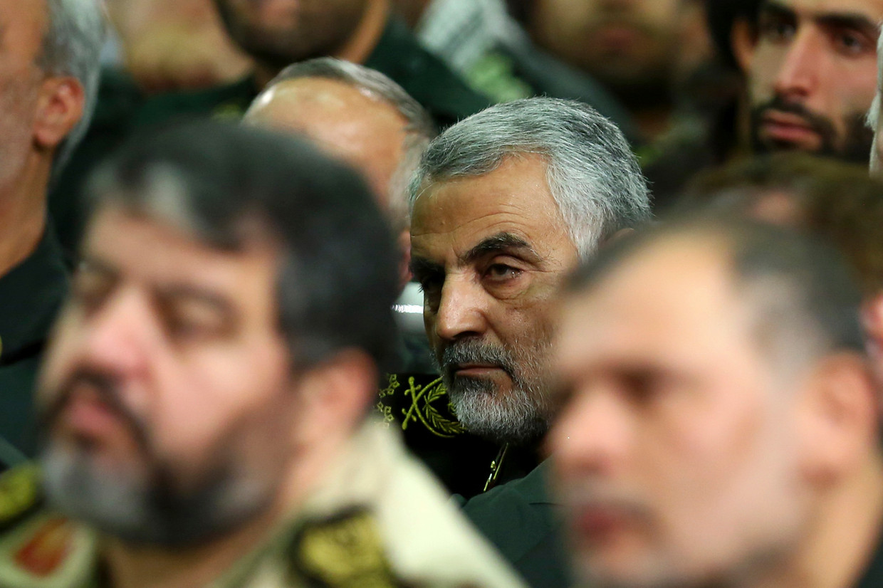 Generaal-majoor Qassem Suleimani, de leider van een schimmig onderdeel van Irans Revolutionaire Garde, tijdens een bijeenkomst met ayatollah Khamenei. Beeld AP