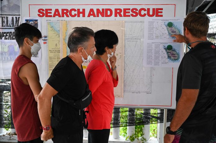 Alexandre Molina (center) and Esther Molina (second from right), parents of the missing French woman Alexia Alexandra Molina look at the map during the search for their daughter.