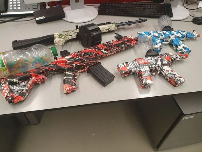 Bij aankomst op de Beijerlandselaan trof de politie meerdere speelgoedwapens aan van verschillend formaat.