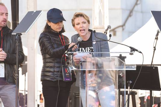 Mila Kunis (links) en Scarlett Johansson spreken de menigte toe bij de vrouwenmars in Los Angeles.