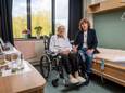 De 96-jarige Francien Bouwmeester in haar kamer. Rechts haar dochter Nel.