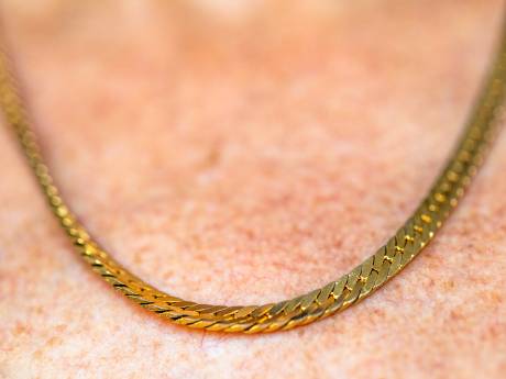 94-jarige vrouw in Emmeloord slachtoffer van laffe beroving, politie zoekt getuigen