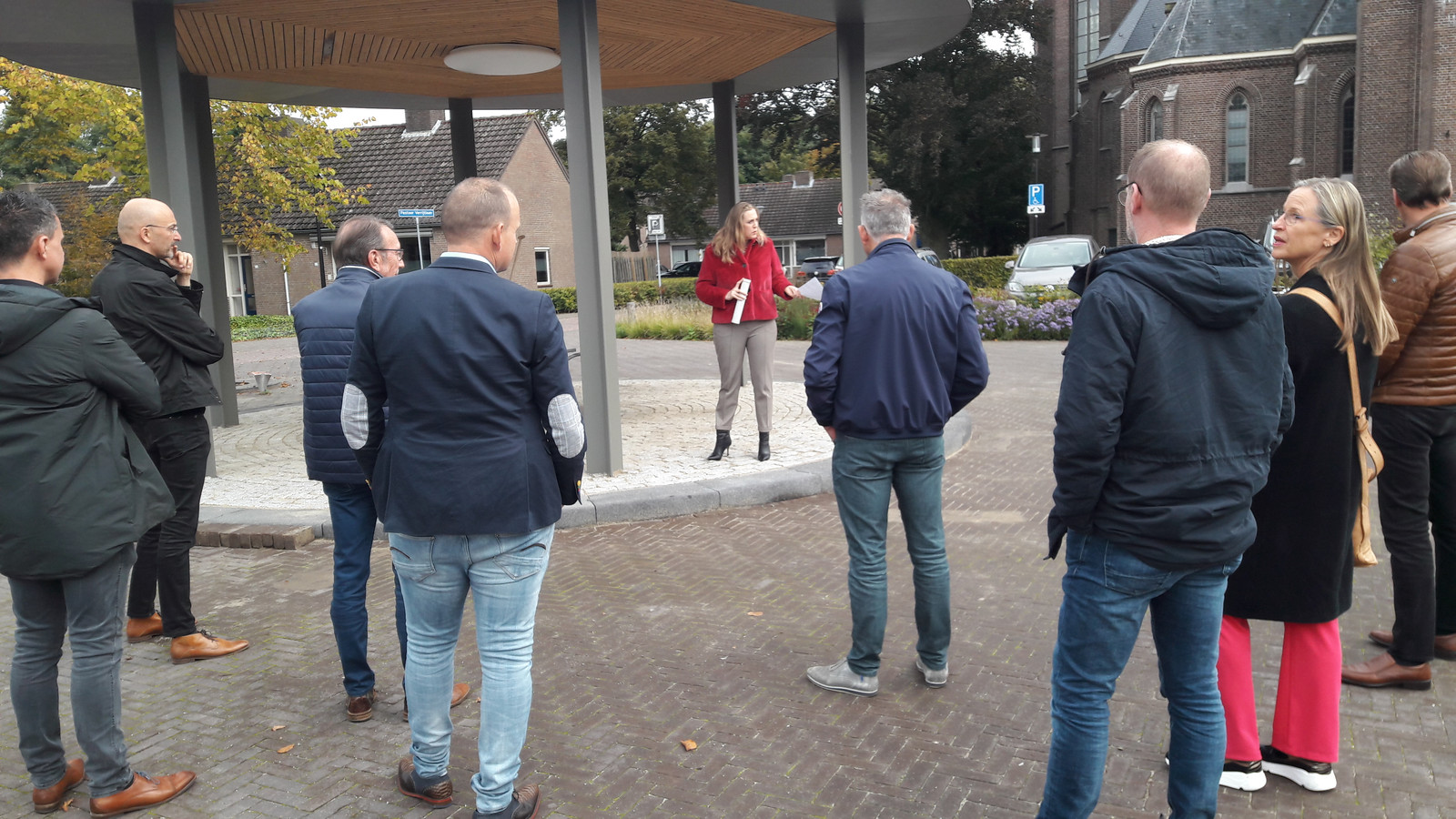 De Oisterwijkse wethouder Anne-Cristien Spekle verklaart voor een groepje genodigden de kiosk van Haaren voor geopend.
