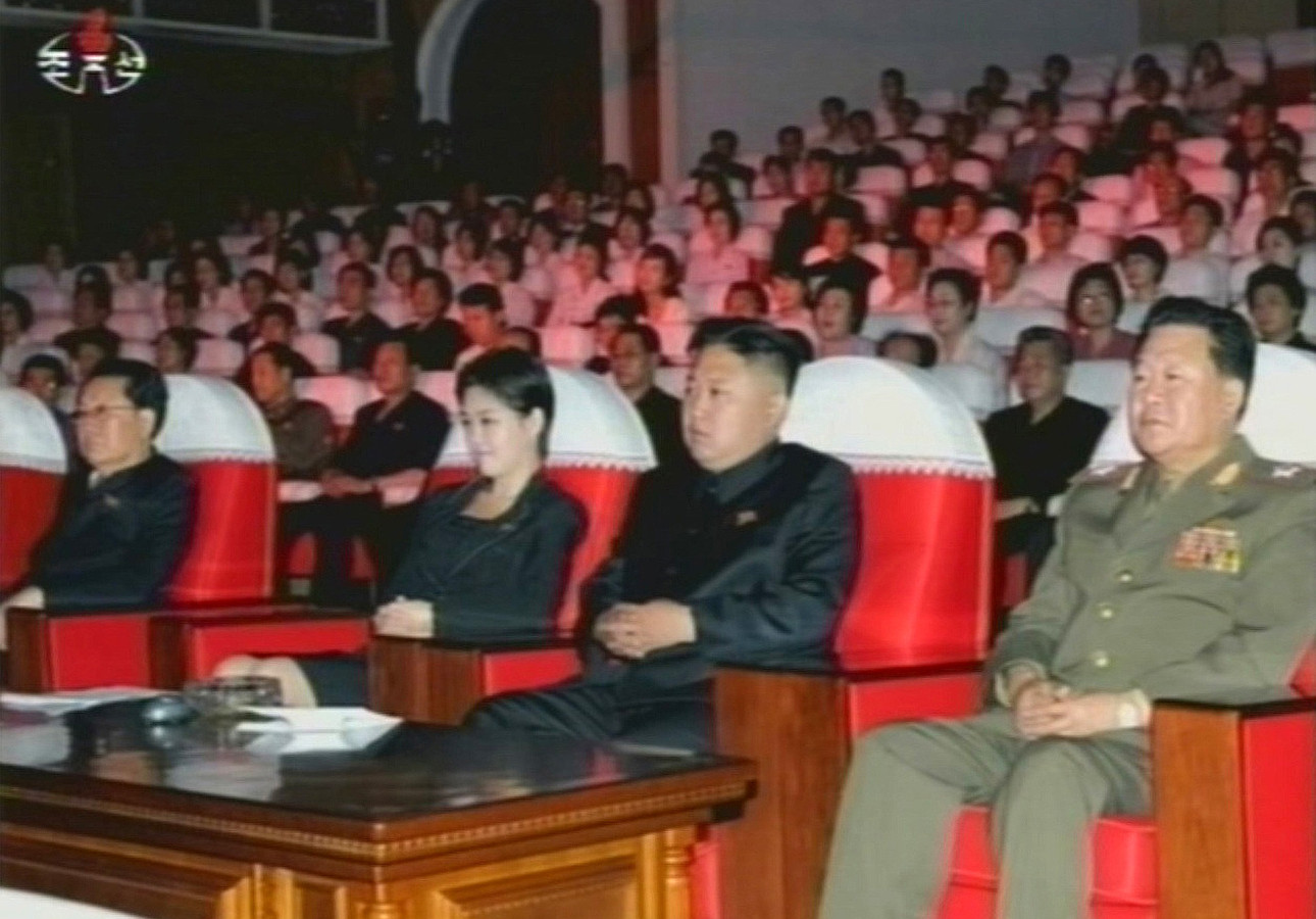 Een tv-beeld van de aandachtig toekijkende Kim Jong-un.