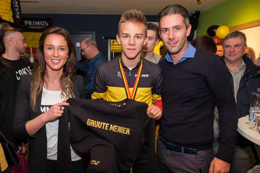Thibau kreeg van mama Isabelle Nijs en pluspapa Filip een trui met het Brusselse opschrift 'Gruute Menier'.