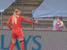 Geef hier die bal! Ballenjongen Manchester City drijft Villa-keepster tot wanhoop