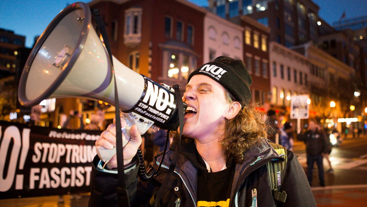 Demonstranten protesteren tegen Donald Trump als president. Beeld anp