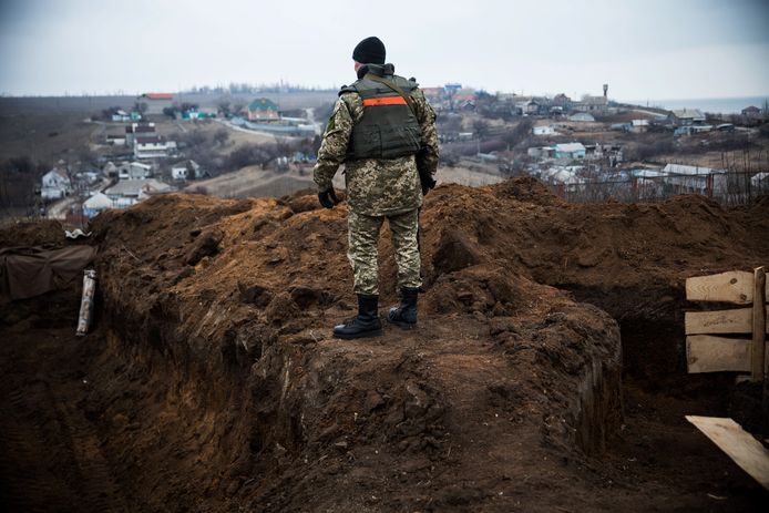 Un soldat ukrainien se tient à côté de tranchées nouvellement creusées près de la ligne de front de défense contre les séparatistes pro-russes, le 28 février 2015 près du village de Berdianske, en Ukraine.