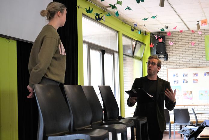 Stefan Paridaen als ‘environ-mentalist’ in Campus Botaniek in Mechelen in een show voor IVAREM om de leerlingen aan te zetten om duurzame keuzes te maken.