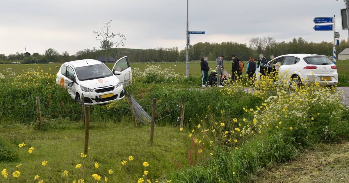 Auto van Thuisbezorgd rijdt tegen hek bij botsing, twee voertuigen fiks beschadigd