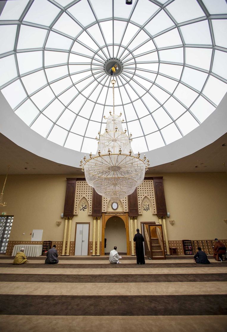 Moslims tijdens het vrijdaggebed in de Marokkaanse moskee en Islamitisch Centrum, Imam Malik in Leiden. Beeld anp