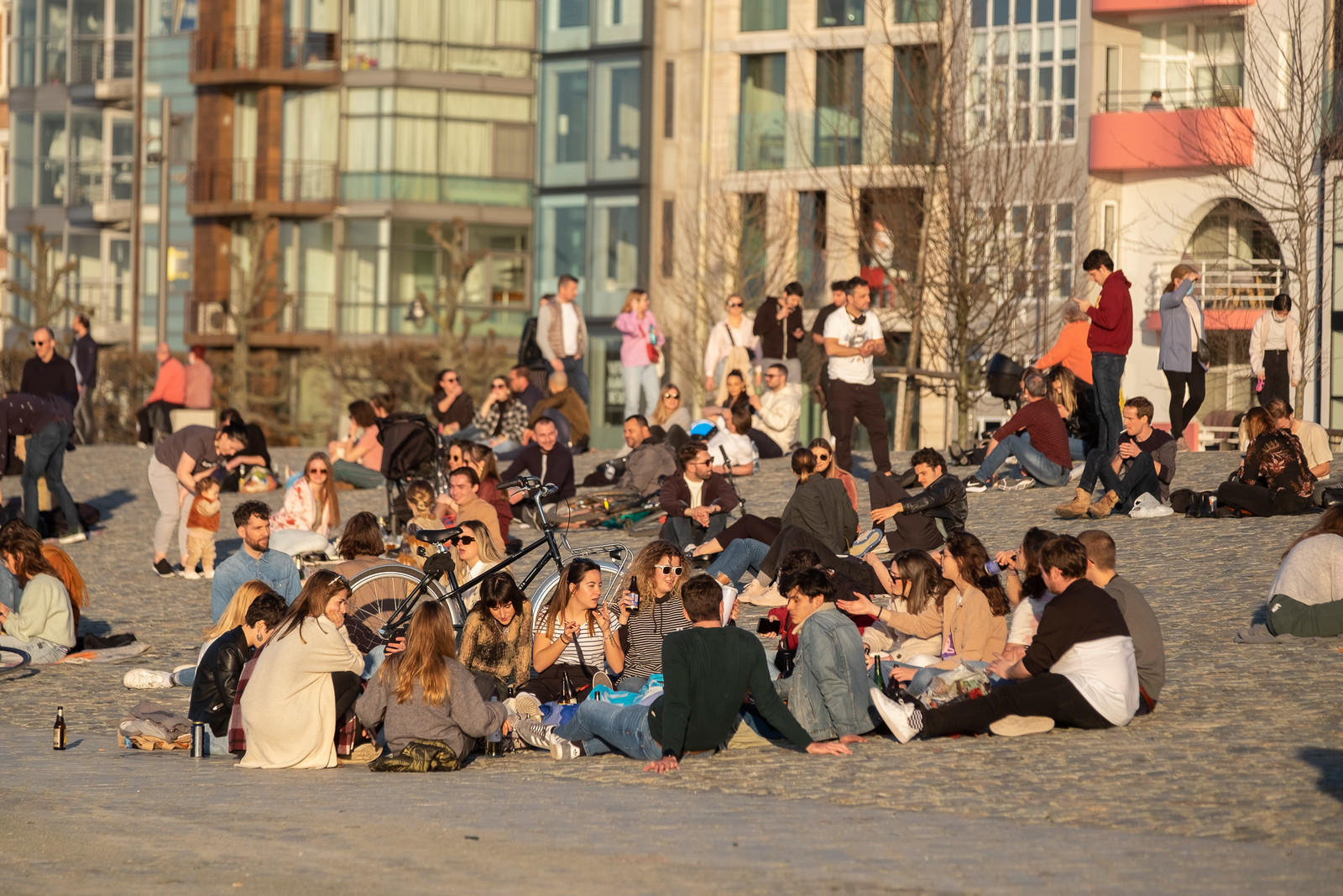 Genieten van de lente aan de Antwerpse kaai. Versoepelingen voor de jeugd zullen hoog op de agenda staan. Beeld Klaas De Scheirder