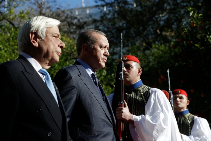 De Griekse president Prokopis Pavlopoulos en zijn Turkse ambtgenoot Recep Tayyip Erdogan schouwen de Presidentiële Wacht tijdens de welkomstceremonie in Athene.