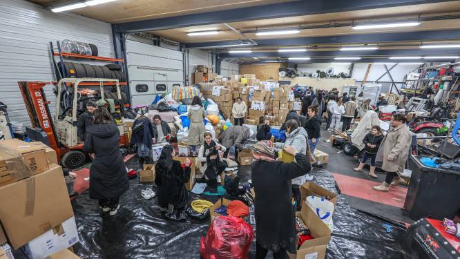 Vrachtwagens vol hulp gaan vanuit deze loods in Zwolle naar Turkije: ‘Kleding brengen we nu ook naar Syriërs’