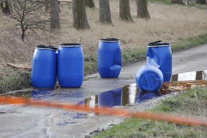 In Woensdrecht zijn vijf gedumpte vaten gevonden. De vaten staan op de kruising van de Hoogerwerf met de Martinushoeveweg.