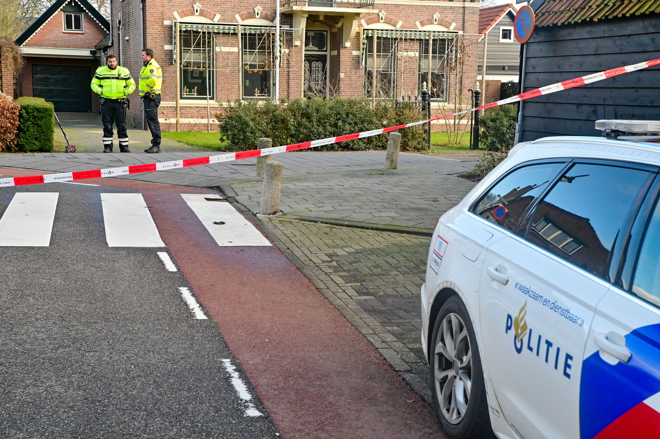 De politie doet onderzoek nadat het meisje op de step is aangereden en onder de auto terechtkwam.