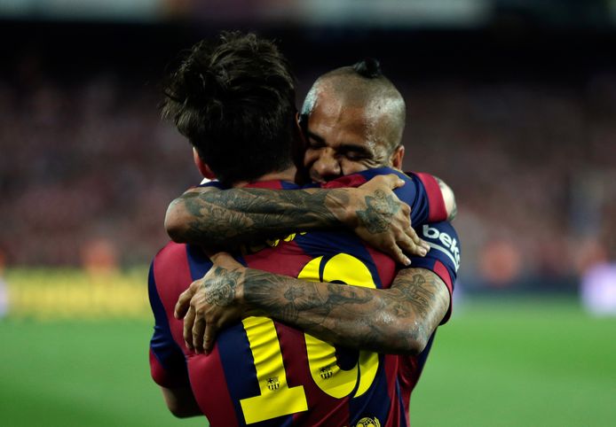 dani alves voetbalt met drol op hoofd