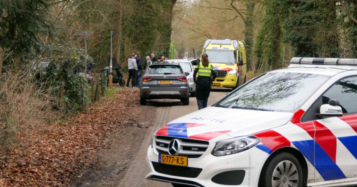 Mountainbiker gewond naar ziekenhuis na aanrijding in Enschede.