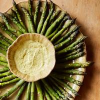 Een frisse combinatie van groene asperges met romige citroensaus