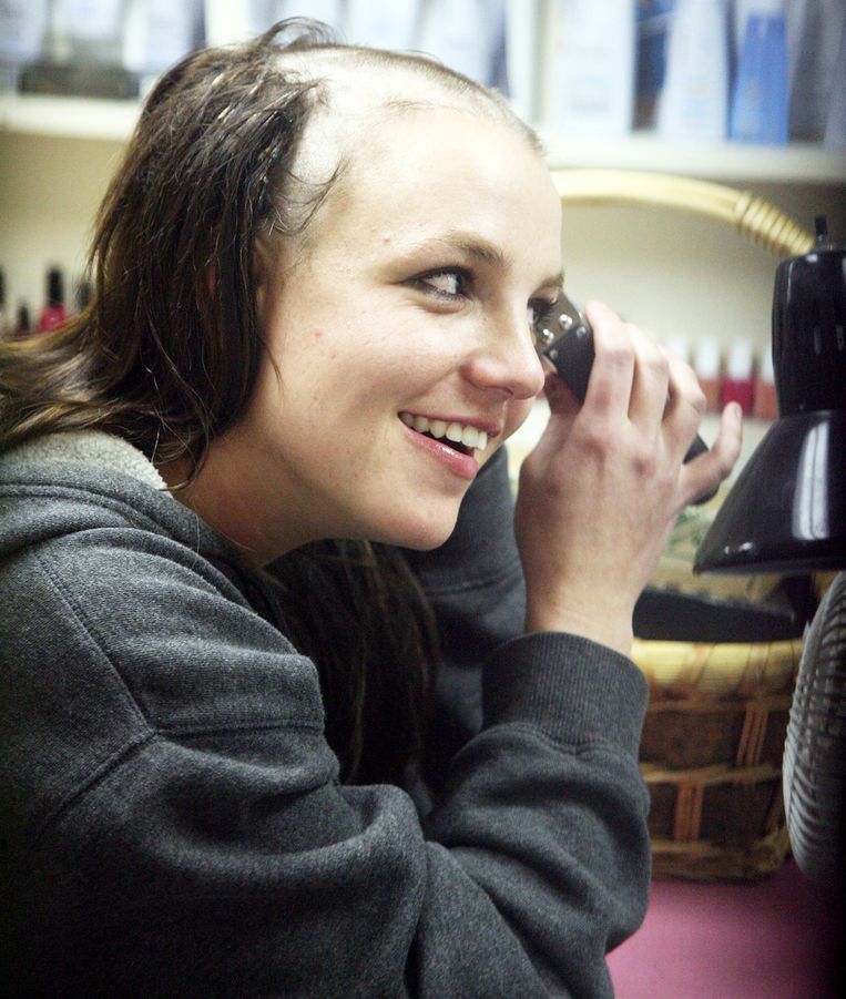 Britney Spears scheert zichzelf kaal, 2007 Beeld 