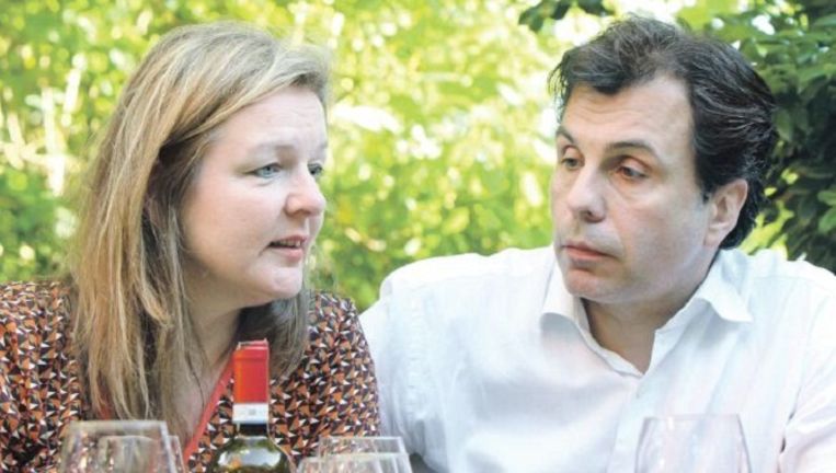 LotChristophe Deborsu en Annick DeWit in hun tuin in Schelle. Samen schreven ze het boek 'Dag, Bonjour!'. Beeld Bart van der Moeren