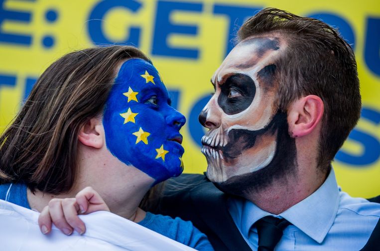 Een betoging eind oktober in Brussel tegen Monsanto, fabrikant van Roundup, waar demonstranten de dans van de EU met de dood uitbeelden. Roundup is een onkruidverdelgingsmiddel waarin het mogelijk kankerverwekkende glyfosaat voorkomt. Activisten roepen de EU op het middel te verbieden. Beeld EPA
