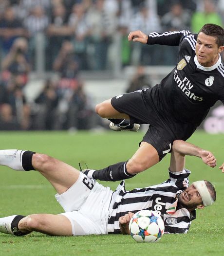 Chiellini découpe CR7 et le provoque