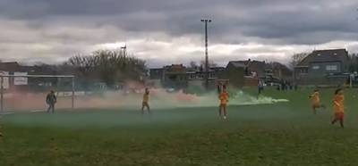 “Dit doe je niet bij zo’n jonge spelertjes”: voetbalpartij U9 in Aalst gestaakt nadat supporters rookbommen op veld gooien