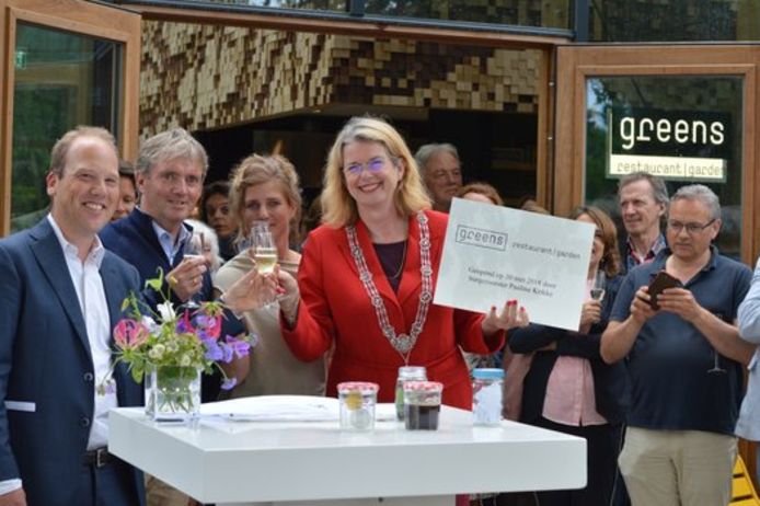 Van links naar rechts: Wessel Tiessens (gebiedsontwikkelaar), Robert-Jan Vermeulen (mede-initiatiefnemer), Djoeke Delnooz (mede-initiatiefnemer) en burgemeester Pauline Krikke.