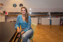 Simone, met op de achtergrond een aantal van de negen kranen in haar woonkamer.