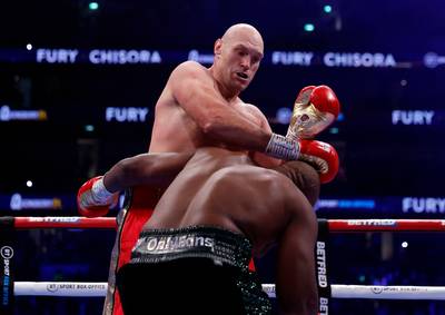 KIJK LIVE. Daar is de 'Gipsy King'! Verdedigt bokslegende Tyson Fury met succes zijn WBC-wereldtitel tegen Derek Chisora?
