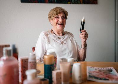 Jeanne (bijna 90) verkoopt al 52 jaar schoonheidsproducten: ‘Nertsolie kun je voor alles gebruiken’