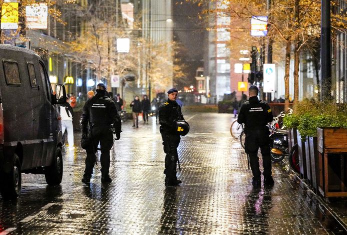 Leden van de Bijstandseenheid (ME) van de Koninklijke Marechaussee staan opgesteld rondom het ministerie van Justitie en Veiligheid in Den Haag. Daar geven premier Mark Rutte en demissionair coronaminister Hugo de Jonge van Volksgezondheid, Welzijn en Sport een persconferentie over de coronamaatregelen.