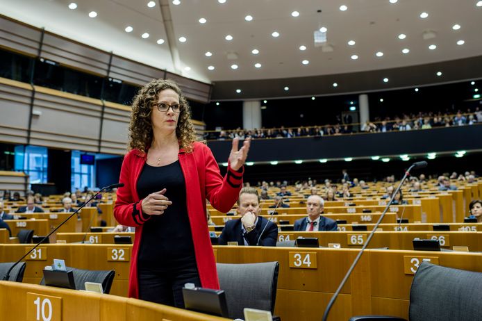 De Nederlandse Europarlementariër Sophie in 't Veld (D66) in de plenaire zaal van het Europees Parlement in Brussel.