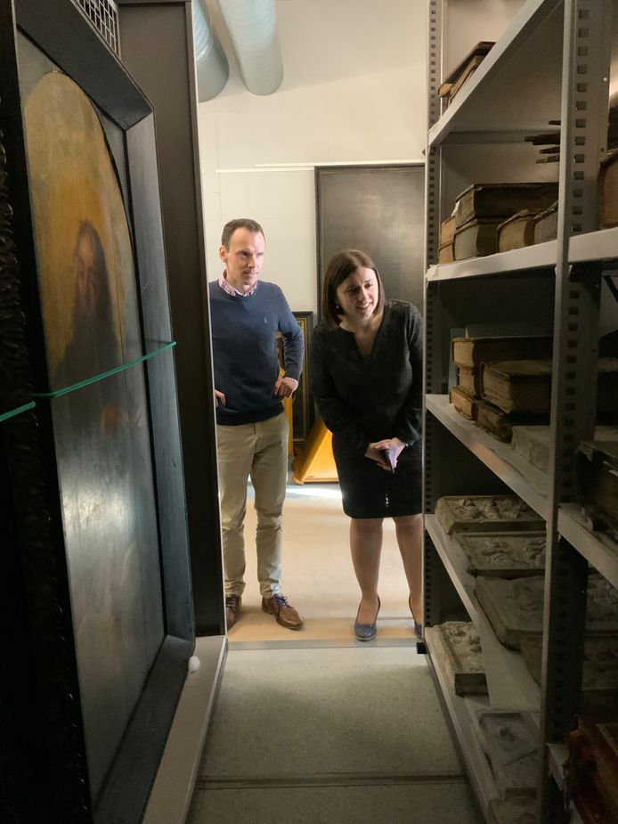 Schepenen Nina Kvikvinia en Stijn Vanoirbeek gingen een kijkje nemen in het museum.