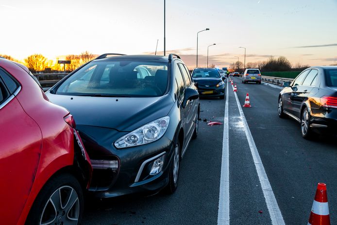 Vier auto's botsen op elkaar op Bovensteweg in Oosterhout. Foto Marcel van Dorst / MaRicMedia