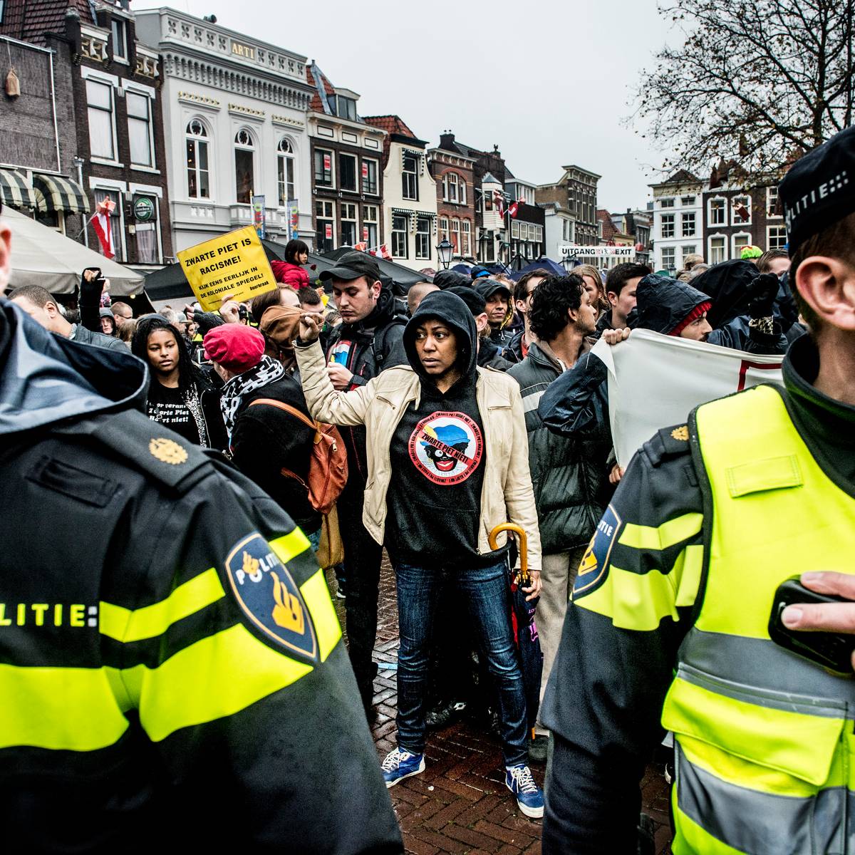 Demonstratie tegen Zwarte Piet op valreep binnen bij gemeente | Binnenland  | bndestem.nl