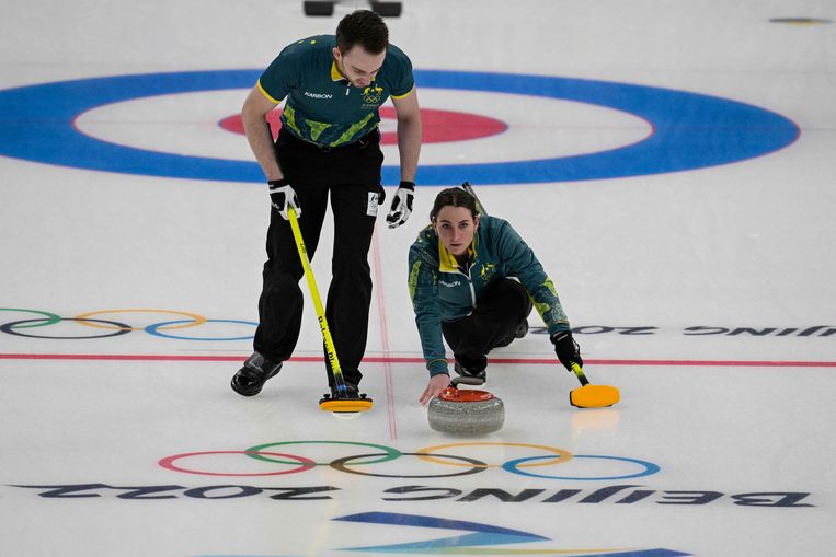 Dean Hewitt en Tahli Gill in actie op de olympische curlingbaan van Peking. Beeld AFP