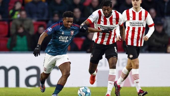 FC Twente geeft goals makkelijk weg en haakt na verlies bij PSV af 