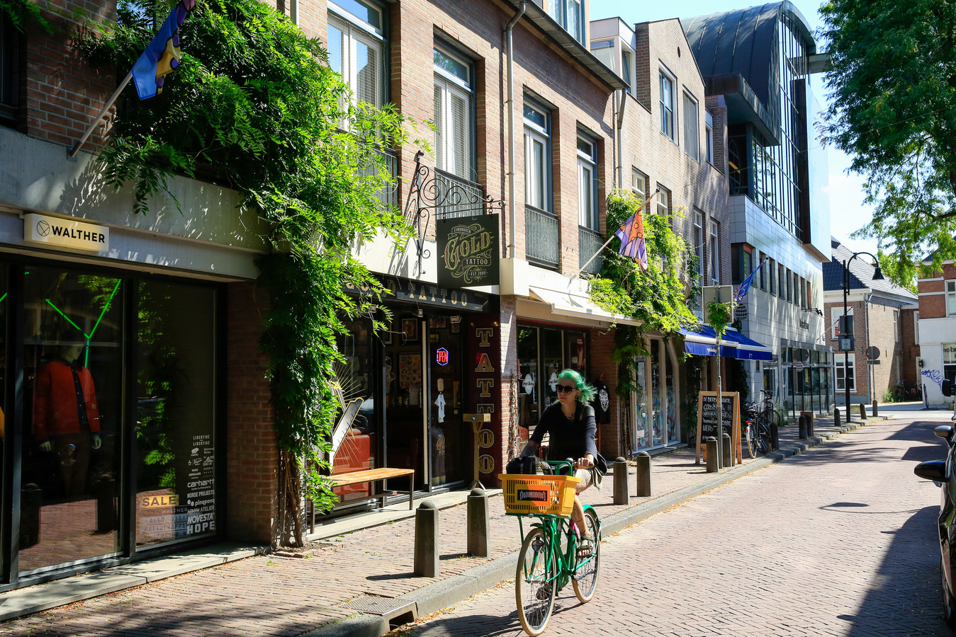 Bergstraat nieuwe stijl met vlaggen en geveltuinen en borden van de winkels op straat.