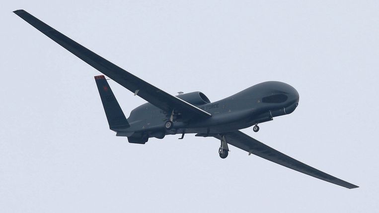 De onbemande drone 'Global Hawk' surveilleert rond de U.S. Misawa Air Base in Japan Beeld Getty Images