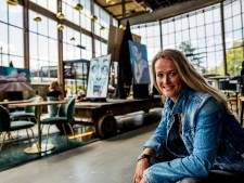 Mimiek, handen, Tilburgse kunstenares Dewy schildert weer na moeilijke tijd